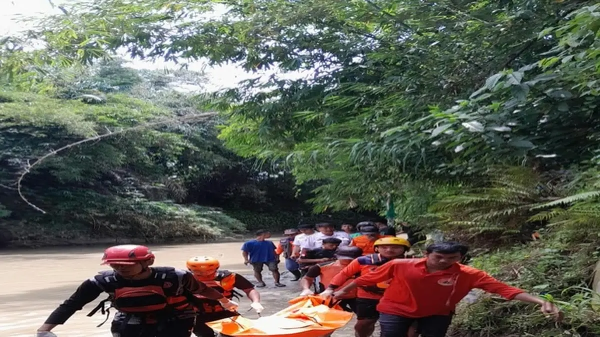Petugas Badan Penanggulangan Bencana Daerah Kota Pematangsiantar mengevakuasi Korban. (Pra Evasi/Sumut Pos)