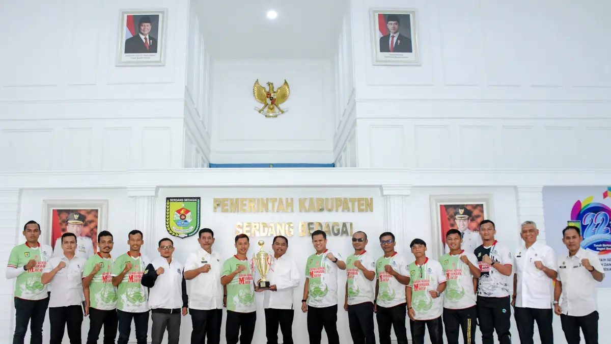 Tim Korpri Dambaan FC menyerahkan piala ke pada Bupati Sergai H. Darma Wijaya. (Fadly/Sumut Pos)