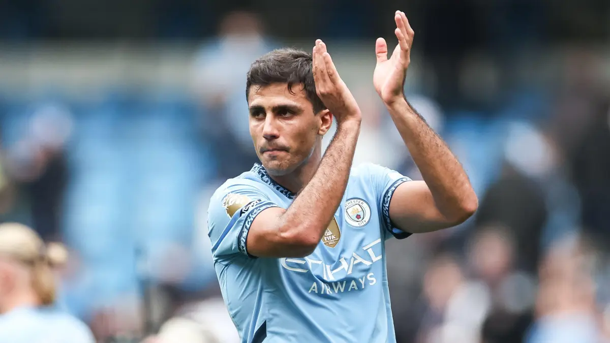 Rodri dari Manchester City memberikan tepuk tangan kepada para suporter tuan rumah saat pertandingan Premier League antara Manchester City melawan Brentford di Stadion Etihad, Manchester, Inggris, 14 September 2024. (Foto oleh Mark Cosgrove/News Images)