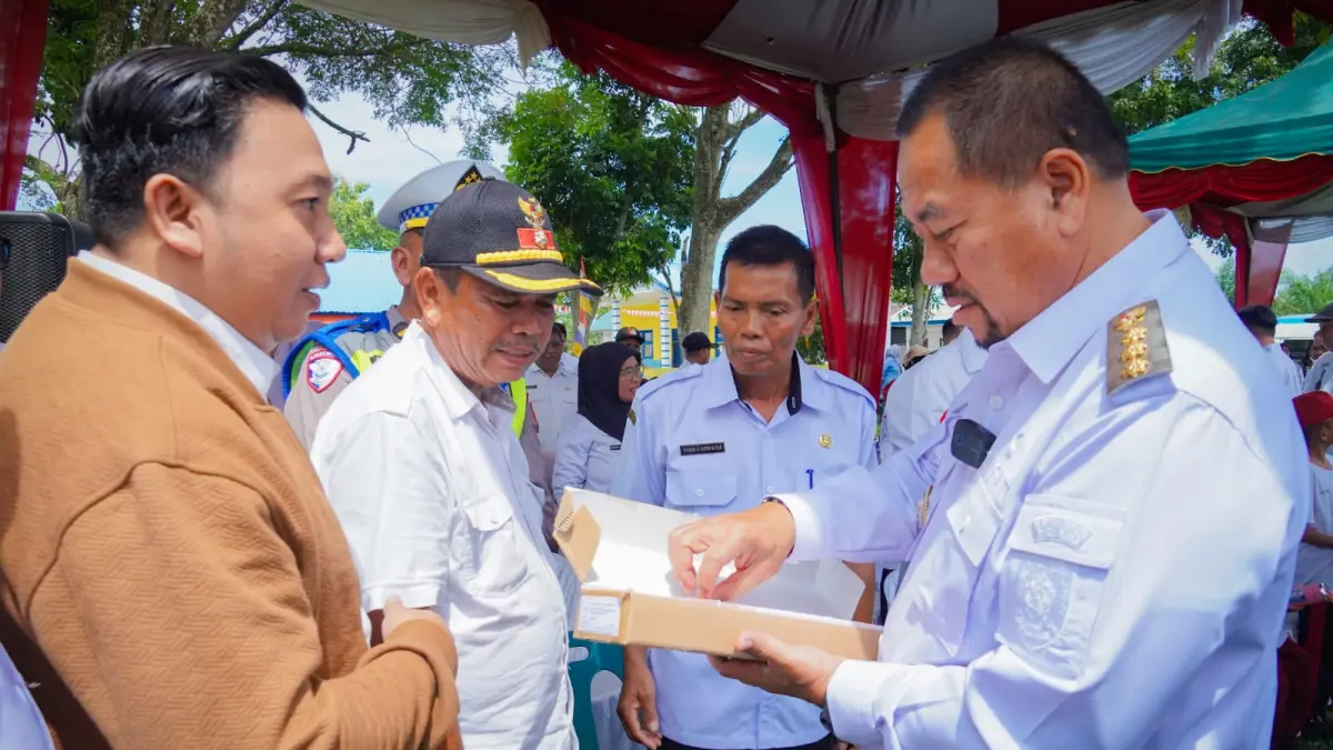 Bupati Batu Bara Dr. H. Baharuddin Siagian, S.H., M.Si., C.L.A., dalam mendekatkan pelayanan publik kepada masyarakat kembali diwujudkan melalui program Bupati Batu Bara Sinergi Melayani Masyarakat (Berlayar)  di Lapangan Sepak Bola Sei Bejangkar, Kecamatan Sei Balai, Rabu (19/8/2026). (Foto Komimfo Batubara/Sumut Pos)