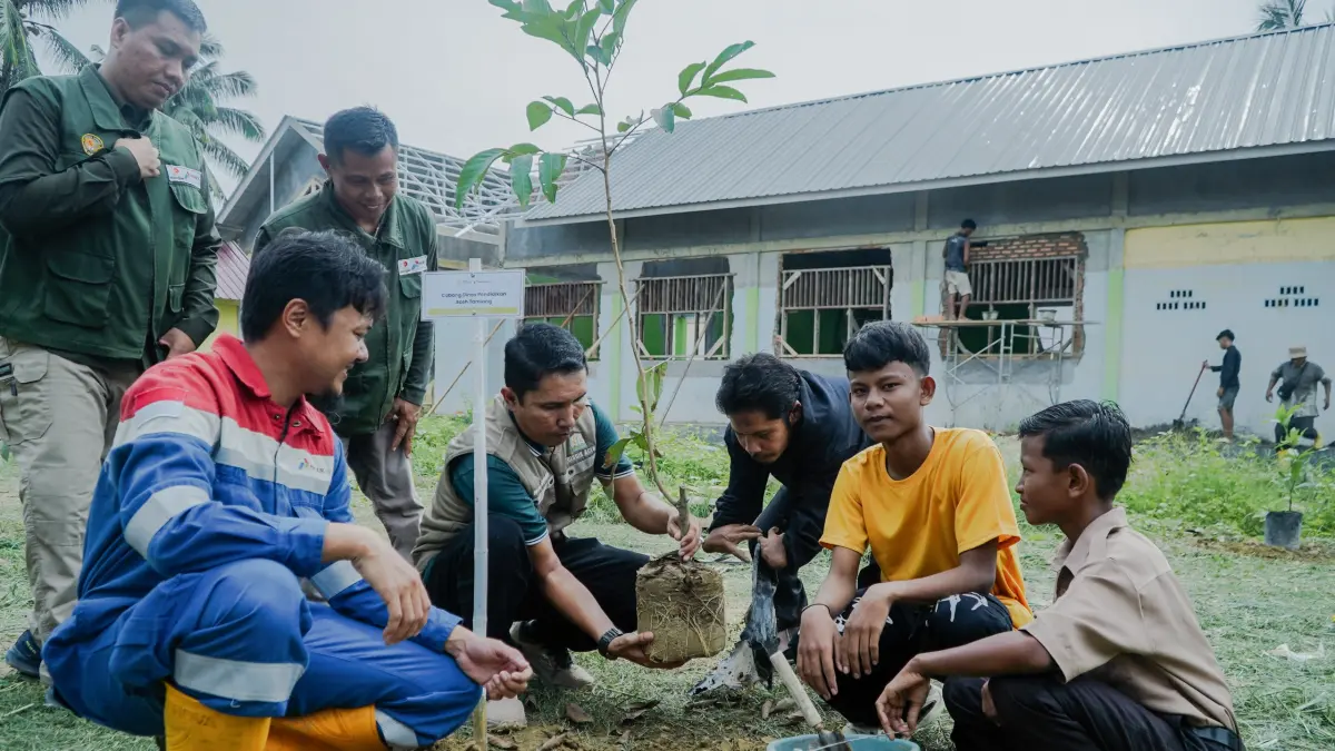 TANAM: Pjs Manager Pertamina EP Rantau Field, Mulki Hakiem Adli Mustaqiem menanam pohon bersama siswa SLBN Pembina Aceh Tamiang. (Dok: PHR Zona 1)