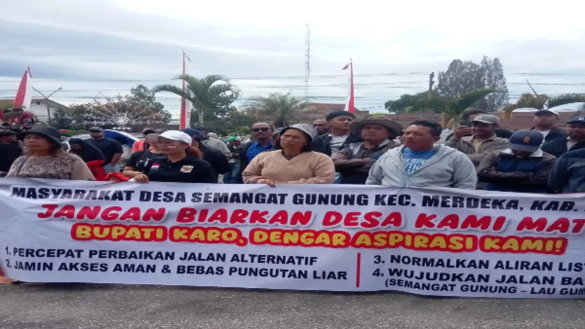 DEMO: Warga Desa Semangat Gunung saat demo dan menyampaikan tututannya ke kantor Bupati Karo. (Solideo/Sumut Pos)