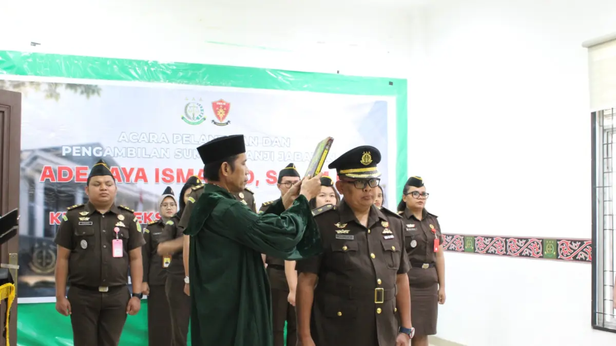 
Kasi Pidum Kejaksaan Negeri Dairi yang baru, Ade Djaya Ismanto mengikuti prosesi pelantikan, Jumat (20/8/2026).(RUDY SITANGGANG/SUMUT POS)