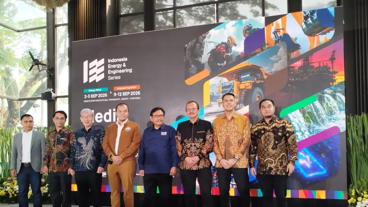  [Ki-Ka] Ahmad Syauki - Sekjen PJCI; Hendra Suryakusuma - Chairman IDPRO; Bambang Tjahjono - Direktur Eksekutif ASPINDO; Moshe Rizal - Komite Investasi ASPERMIGAS; Dudung Maulana - Sekjen AP3I; Teddy Setiabudi - Chairman PERPAMSI ;Andrian Cader - COO ADEXCO; Hanung Hanindito - Deputy Event Director Pamerindo pada konferensi pers IEE Series (19/8/2026). (Ari Iswandi/Sumut Pos)