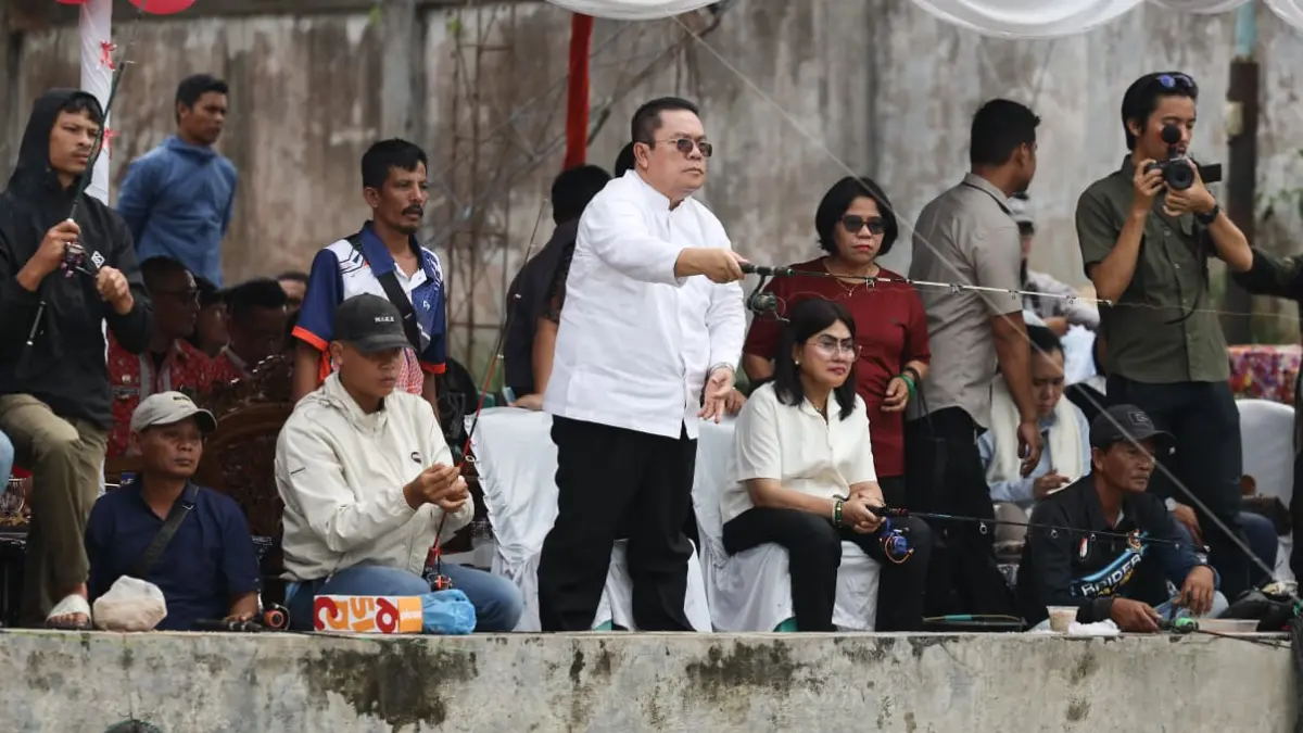 Momen Wali Kota Pematangsiantar Wesly Silalahi saat mengikuti lomba mancing menyemarakkan HUT RI ke-81. (Pra Evasi/Sumut Pos)