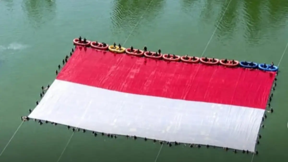 Pembentangan Bendera Merah Putih di Situ Gintung.(Instagram @cretivox)
