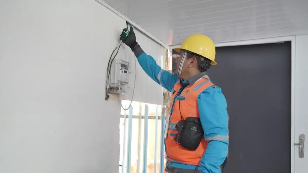 Petugas PLN melakukan pengecekan dan proses perubahan daya untuk instalasi kelistrikan pelanggan yang telah memanfaatkan promo Merdeka Daya melalui aplikasi PLN Mobile. (Dok: PLN UID Sumut)