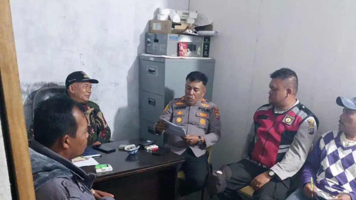 Polsek Simpang Empat berkordinasi dengan Pemerintah Desa Gamber untuk meningkatkan kesiapsiagaan atas aktivitas Gunung Sinabung. (Solideo/Sumut Pos)