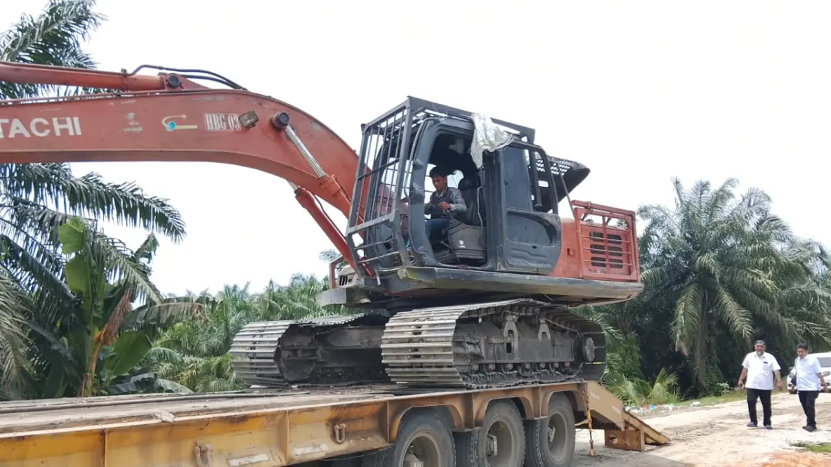 Satreskrim Polres Batubara  mengamankan dua unit dump truck, satu unit excavator, satu unit sepeda motor Honda Supra X, serta empat orang yang diduga terlibat dalam kegiatan penambangan, Rabu(19/8/2026). (Foto  liberti H Haloho/Sumut Pos)