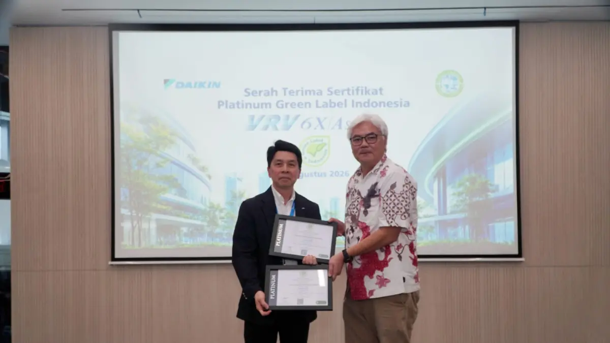 SERTIFIKAT: Kevin Tenggara, General Manager PT Daikin Airconditioning Indonesia saat menerima sertifikat Green Label Indonesia dari Mochamad Faisal Dahlan selaku Vice Chief Operating Officer Green Product Council Indonesia (GPCI). (Dok: DAIKIN)
