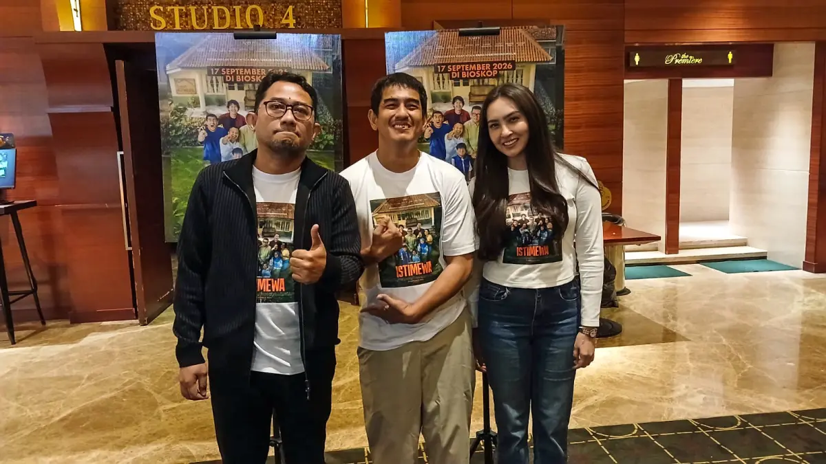 Produser film Istimewa, Abdullah Mansuribersama sejumlah pemain film Istimewa, Aldi Yanni Melwani di Centre Point XXI Medan, Kamis (20/8/2026).