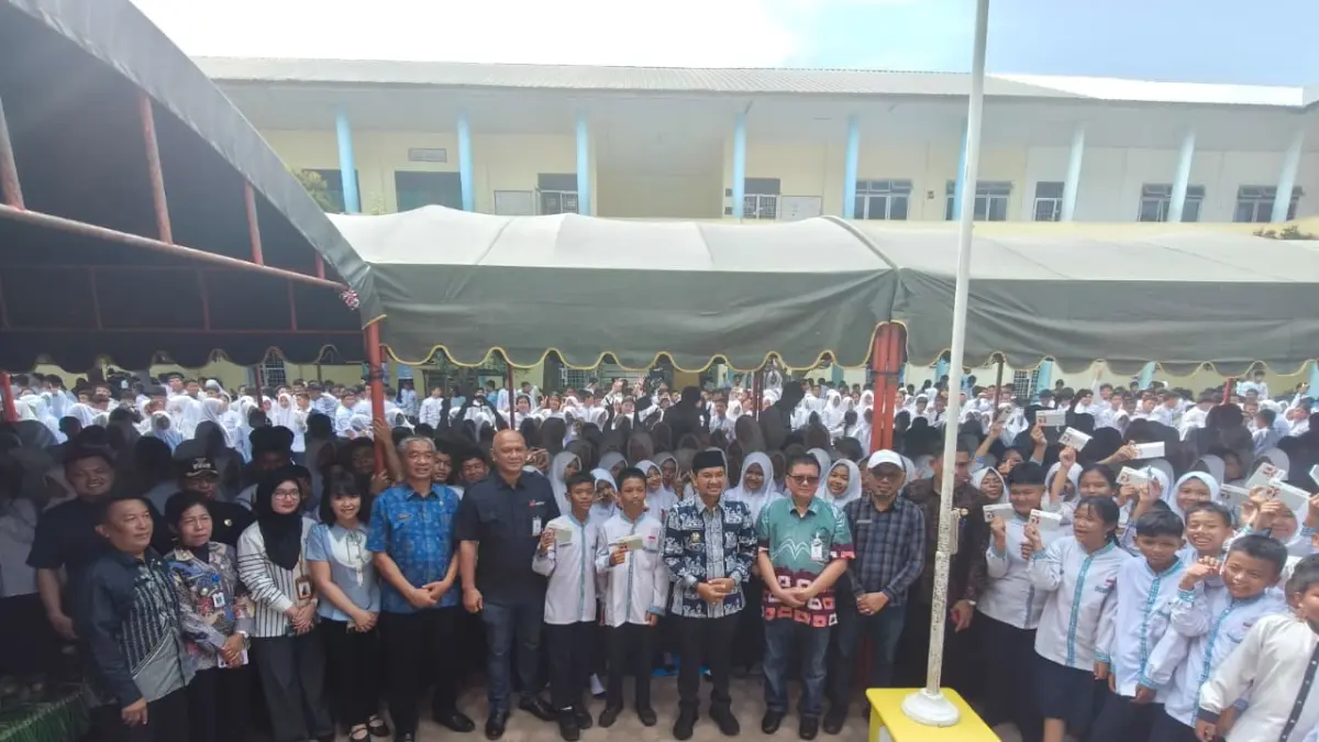 Wali Kota Tebingtinggi H. Iman Irdian Saragih bersama Sekdako Tebingtinggi Erwin Suheri Damanik, jajaran OPD, Kepala Perwakilan Bank Sumut, serta para siswa berfoto bersama dalam rangkaian Peringatan Hari Indonesia Menabung (HIM) di SMP Negeri 4 Tebing Tinggi. (Azan Purba/ Sumut Pos)