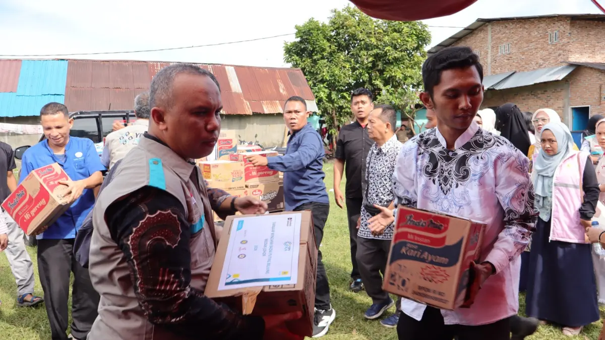 Aksi Pegawai PLN UP3 Medan dan YBM PLN UP3 Medan saat mendistribusikan bantuan bahan pangan ke tenda pengungsian di Medan Johor. (Dok: PLN UD3 Medan)