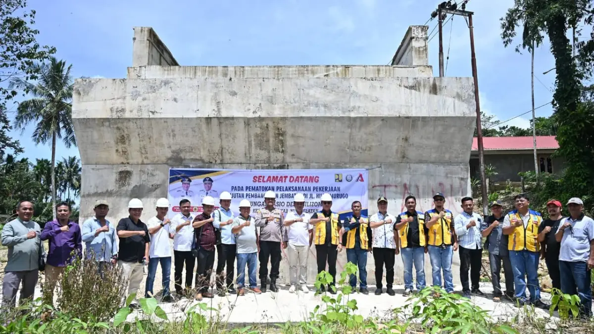 Bupati Nisel Sokhiatulo Laia foto bersama Anggota DPRD beserta Kadis PUTR Nias Selatan dan Kepala Desa. Kamis, (20/8/2026). (Eriusman Duha/Sumut Pos)