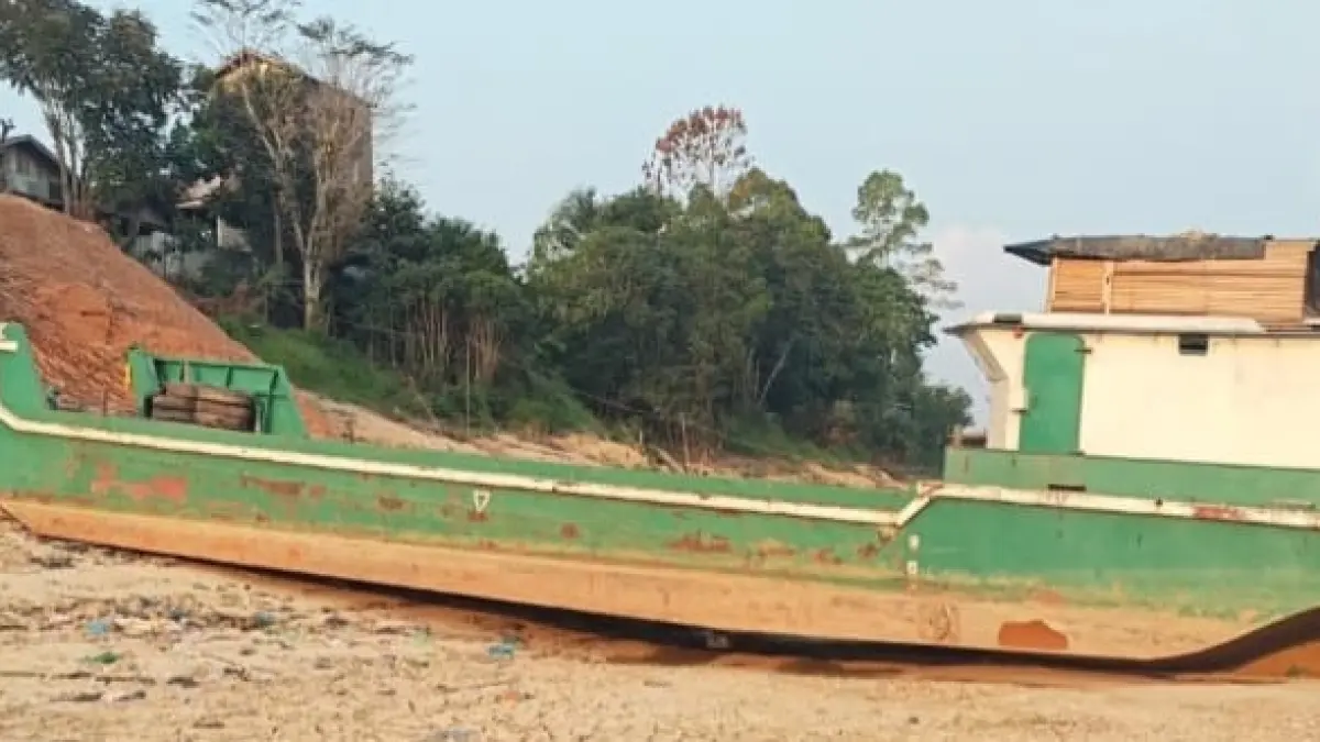 Fenomena surutnya debit air Sungai Barito di wilayah Kalimantan Tengah tengag. (Instagram @infipop.id)