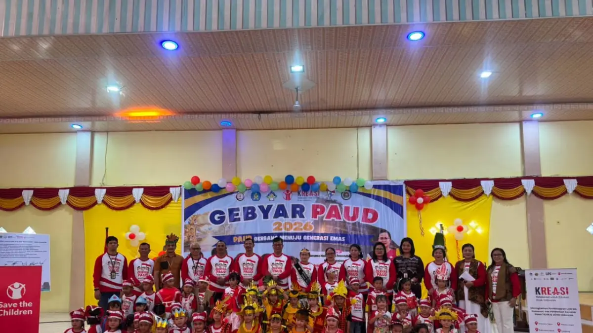 Foto bersama Bupati, Bunda Paud Nias Selatan bersama siswa/siswi Paud usai kegiatan. (Eriusman Duha/Sumut Pos) 