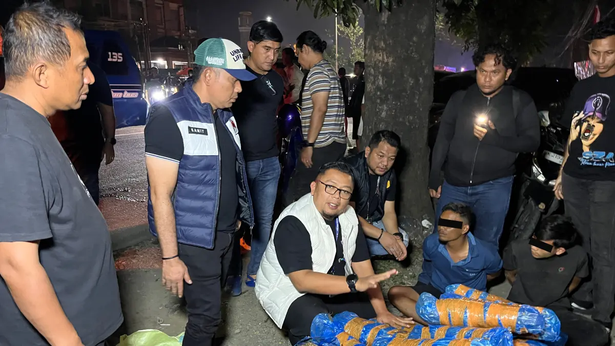 GANJA: Personel Polrestabes Medan menggagalkan pengiriman 93 kilogram ganja di Jalan AH Nasution Medan. (Dok: Polrestabes Medan)
