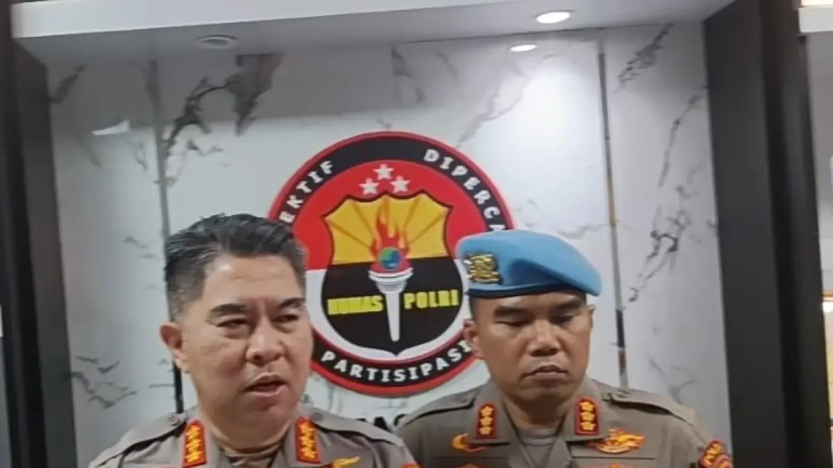 KONFERENSI: Kabid Humas Polda Sumut, Kombes Ferry Walintukan bersama Kabid Propam Polda Sumut, Kombes Dwi Agung saat Konpres di Polda Sumut, Jumat (21/8) sore. (Dok: Polda Sumut)