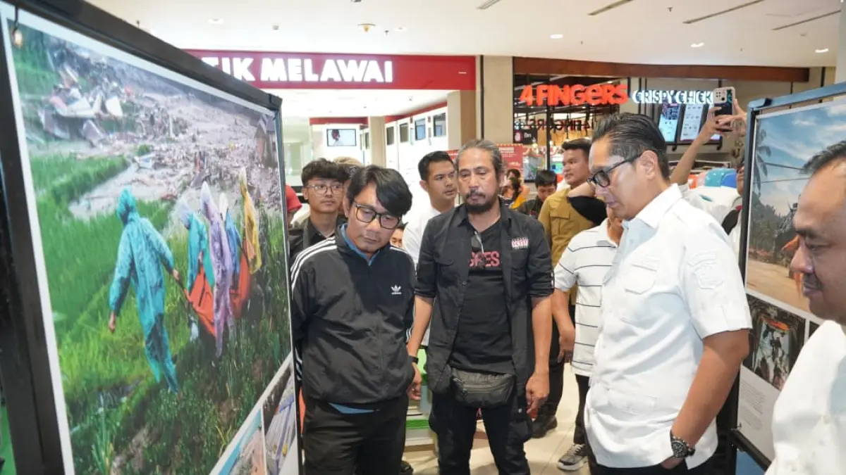 Korwil PFI Sumatera Utara Hendra Syamhari dan Ketua Panitia Pameran Irsan Mulyadi bersama Wali Kota Medan Rico Tri Putra Bayu Waas dalam pameran foto “Prahara Pulau Emas” di Atrium Plaza Medan Fair, Rabu (19/8/2026). (Dok. Kominfo Medan)