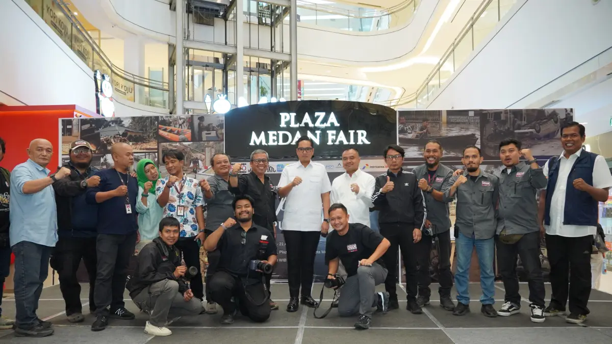 Pengurus PFI Medan bersama Wali Kota Medan Rico Tri Putra Bayu Waas
dalam pameran foto “Prahara Pulau Emas” di Atrium Plaza Medan Fair, Rabu (19/8/2026). (Dok. Kominfo Medan)