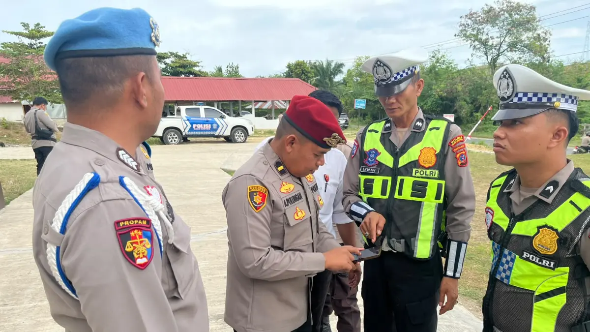 Persopel Prapam Polres Paluta melakukan pemeriksaan Hp dan sikap tampang personel Satlantas. (Mitra Harahap/Sumut Pos)