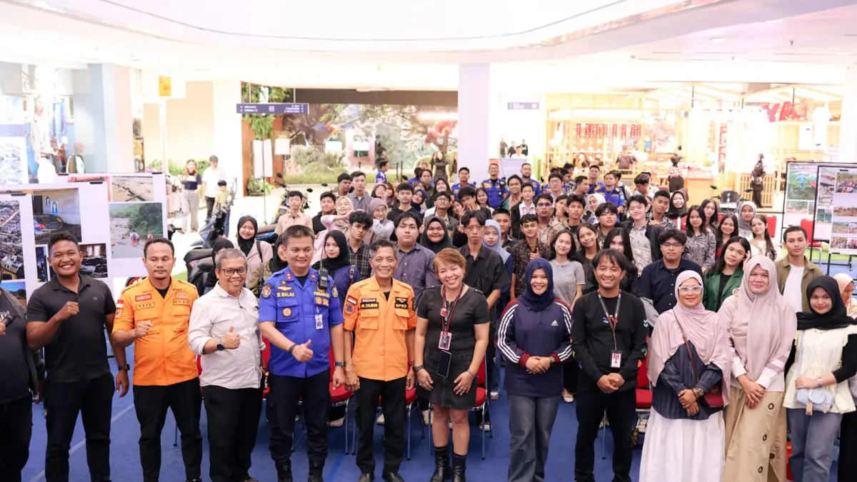 Pewarta Foto Indonesia (PFI) Medan dan Mata Waktu bersama peserta dan tamu undangan Diskusi di Atrium Plaza Medan Fair, Kamis (20/8/2026). (Dok. PFI Medan)
