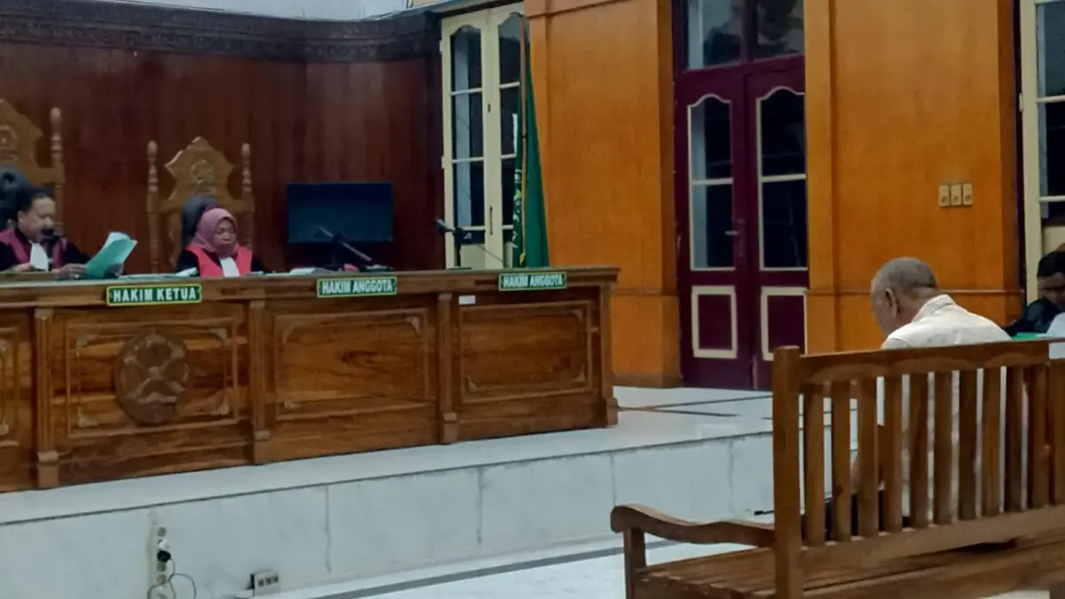 SIDANG: Pensiunan jenderal Polri Bambang Ghiri Arianto, menjalani sidang putusan di Pengadilan Tipikor Medan, Kamis (20/8/2026) malam. (Dok: Gusman/Sumut Pos)
