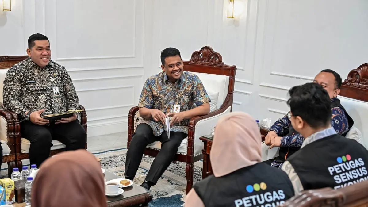TERIMA: Gubernur Sumatera Utara (Sumut) Muhammad Bobby Afif Nasution menerima petugas Sensus Ekonomi 2026 di Ruang Kerja Gubernur Sumut, Kantor Gubernur Sumut, Jalan Pangeran Diponegoro Nomor 30 Medan, Jumat (21/8/2026). (Dok: Diskominfo Sumut)
