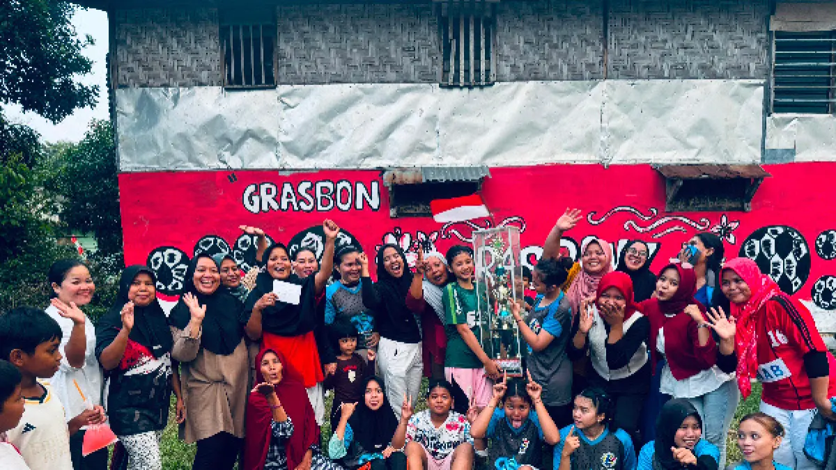 
Tim pemenang dalam pertandingan sepakbola ibu-ibu dalam rangka memeriahkan HUT Partai Demokrat ke-25 tahun. (Foto dari Raja/Sumut Pos)