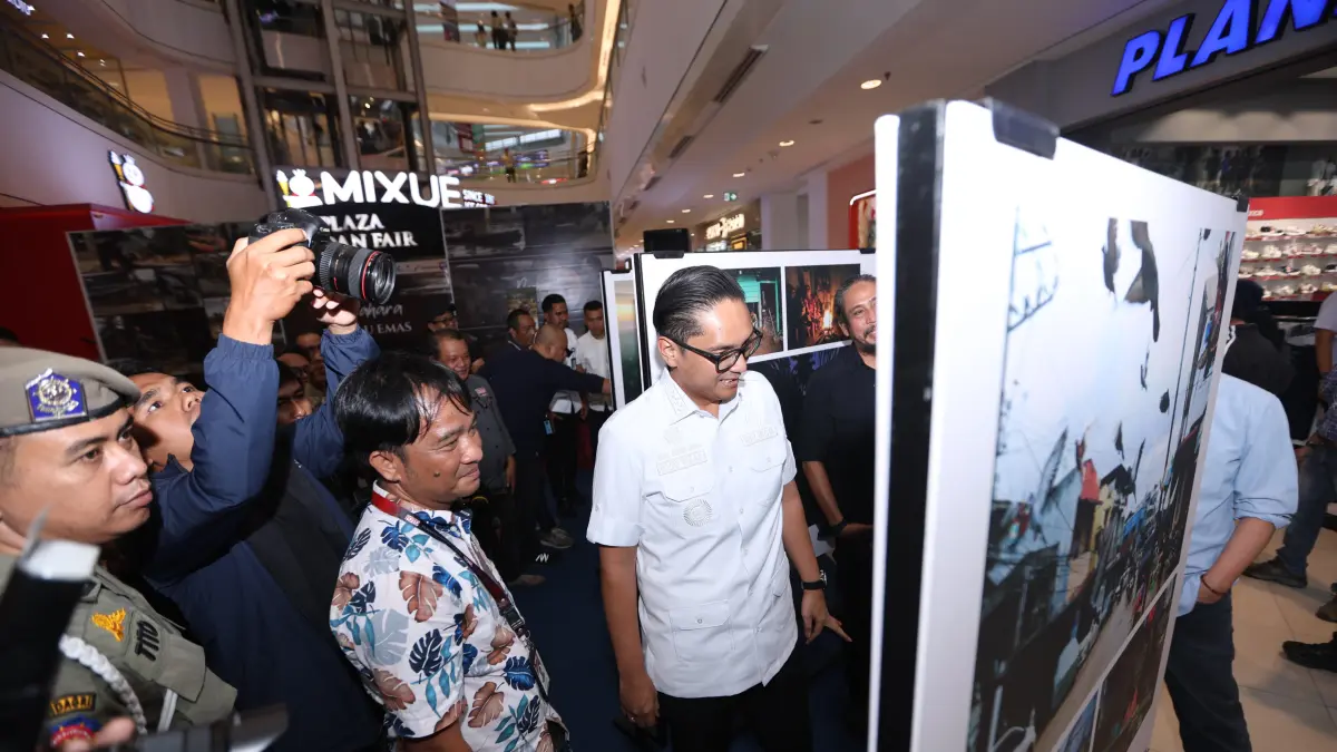 Wali Kota Medan Rico Tri Putra Bayu Waas bersama Ketua PFI Medan Riski Cahyadi melihat 68 karya foto yang dipamerkan dalam “Prahara Pulau Emas” di Atrium Plaza Medan Fair, Rabu (19/8/2026). (Dok. PFI Medan)