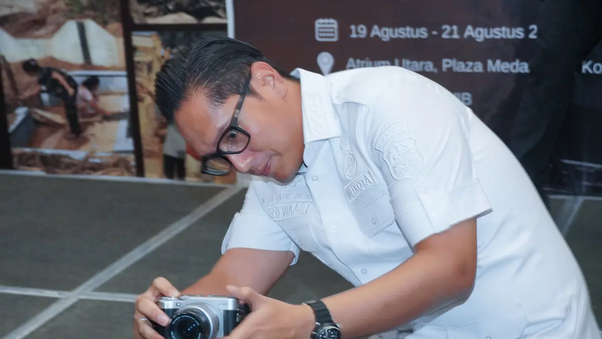 Wali Kota Medan Rico Tri Putra Bayu Waas dalam pameran foto “Prahara Pulau Emas” di Atrium Plaza Medan Fair, Rabu (19/8/2026). (Dok. Kominfo Medan)
