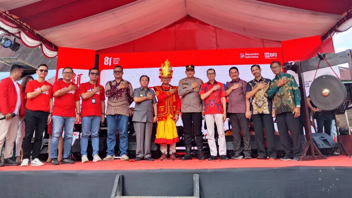 BERSAMA: Regional CEO PT Bank BRI Sumut Sovian Suprianto foto bersama dengan Pejabat Sekda Nisel, Danlanal, Kajari, Kapolsek Teluk Dalam, Camat, dan Kades Bawomataluo. (Dok: Eriusman Duha/ Sumut Pos)
‎