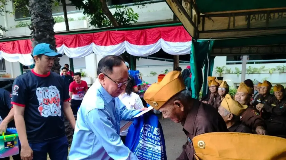 SERAHKAN: Tokoh masyarakat Jakarta Utara, Ronny Tanuwijaya menyerahkan bingkisan kepada veteran dalam kegiatan PRIMADONA di halaman Kantor Wali Kota Jakarta Utara, Jumat (21/8/2026). (Dok Pribadi)