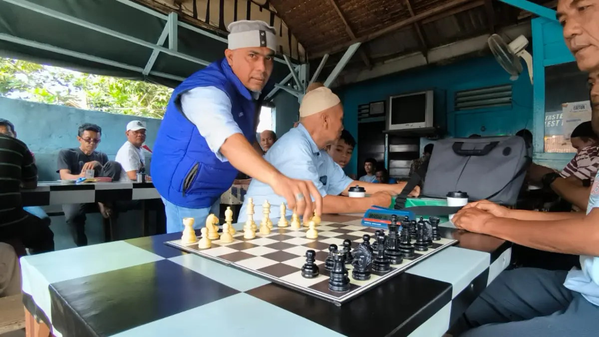 
Anggota DPRD Binjai, Muhammad Firdaus saat membuka turnamen catur dalam rangkaian puncak lomba rakyat HUT Partai Demokrat ke-25 tahun. (Teddy Akbari/Sumut Pos)