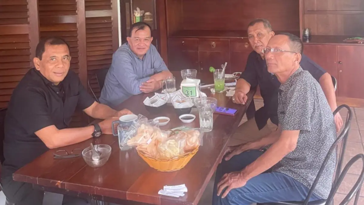 BERSAMA: Drs Eddy H Sibarani MSi (kiri), Ketua SIWO PWI Sumut Jonny R Silalahi SH (2 kiri), dan Panpel Kejuaraan Catur SIWO PWI Sumut-STOK Bina Guna. (Dok Pribadi)