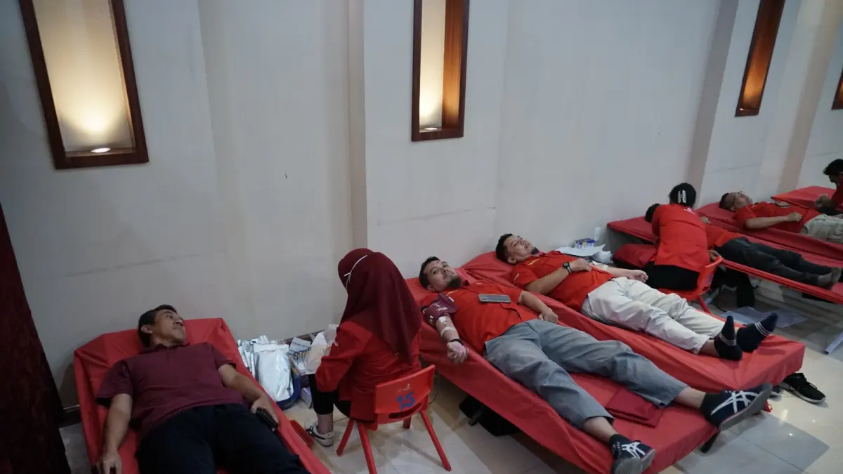 DONOR DARAH: Para pegawai dan Serikat Pekerja PLN saat melakukan donor darah. (DOK: PLN UID Sumut).