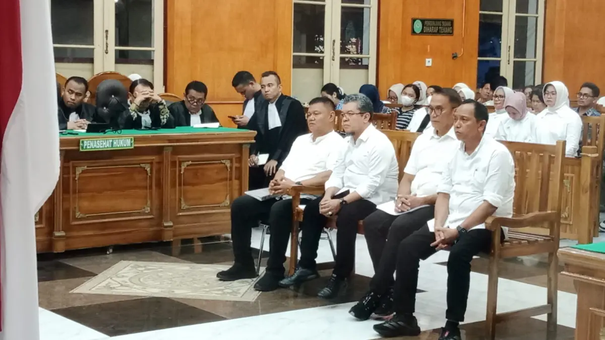 Keempat terdakwa kasus penjualan aset PTPN II, saat menjalani sidang di Pengadilan Tipikor Medan. (Dok: Gusman/Sumut Post)