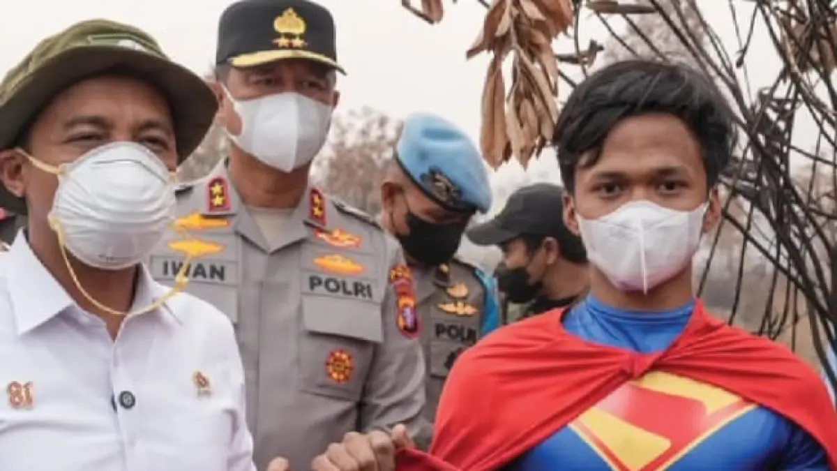 Rudiansyah mengenakan kostum Superman turut padamkan kebakaran hutan Kalimantan.(Instagram @cretivox)