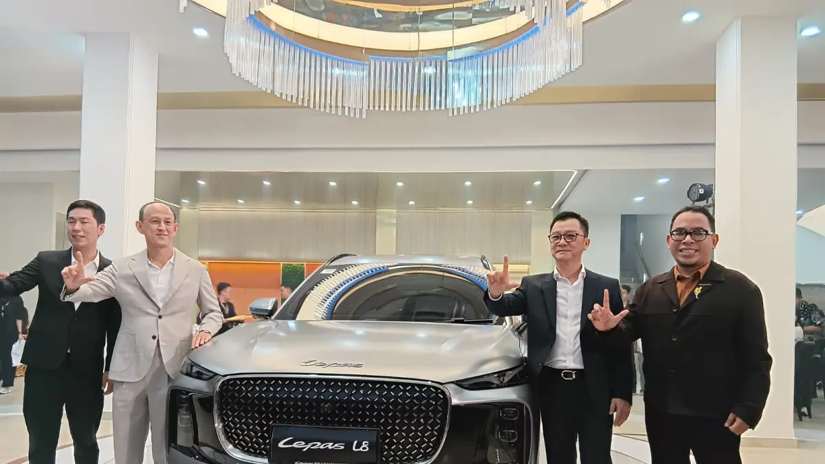 PERESMIAN: Vice Country Director LEPAS Indonesia Temmy Wiradjaja,  President Director PT Majesty Mega Automotive Alvan Tri Cahyadi bersama petinggi LEPAS, saat meresmikan mobil LEPAS sekaligus daeler di Jalan Gunung Krakatau No 42, Pulo Brayan Bengkel Baru, Medan Timur, Sabtu (22/8/2026). (Foto: Laila Azizah/Sumut Pos).