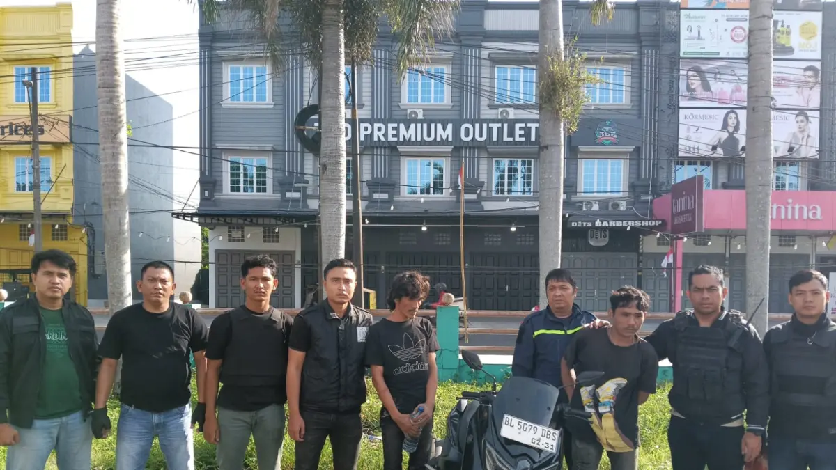 
Timsus Libas Polres Binjai saat mengamankan dua terduga pelaku curanmor. (Humas Polres Binjai/Sumut Pos)
