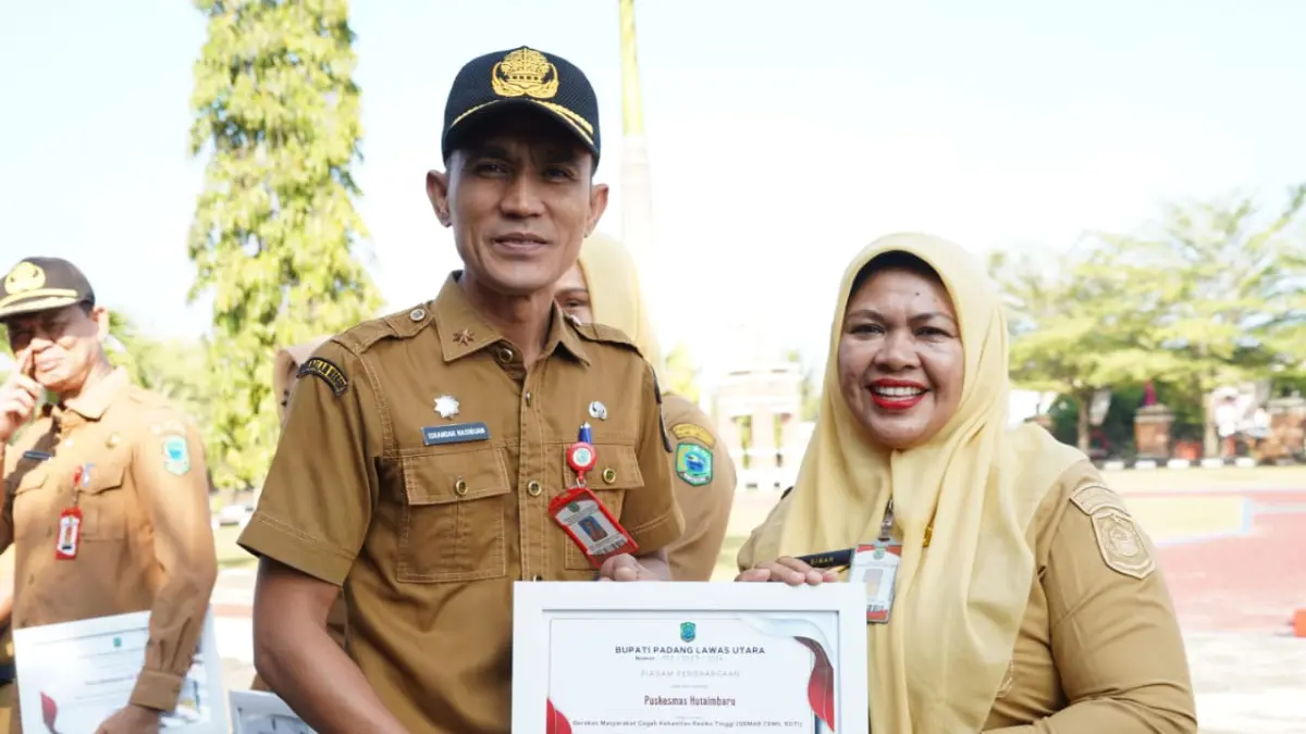 Asisten II Bidang Perekonomian dan Pembangunan, Bangun Parlaungan, SE., MM, bersama Asisten III Bidang Administrasi Umum, Eva Sartika Siregar, S.H., M.Kn menyerahkan penghargaan kepada 11 OPD dan UPTD. (Mitra Harahap/Sumut Pos)