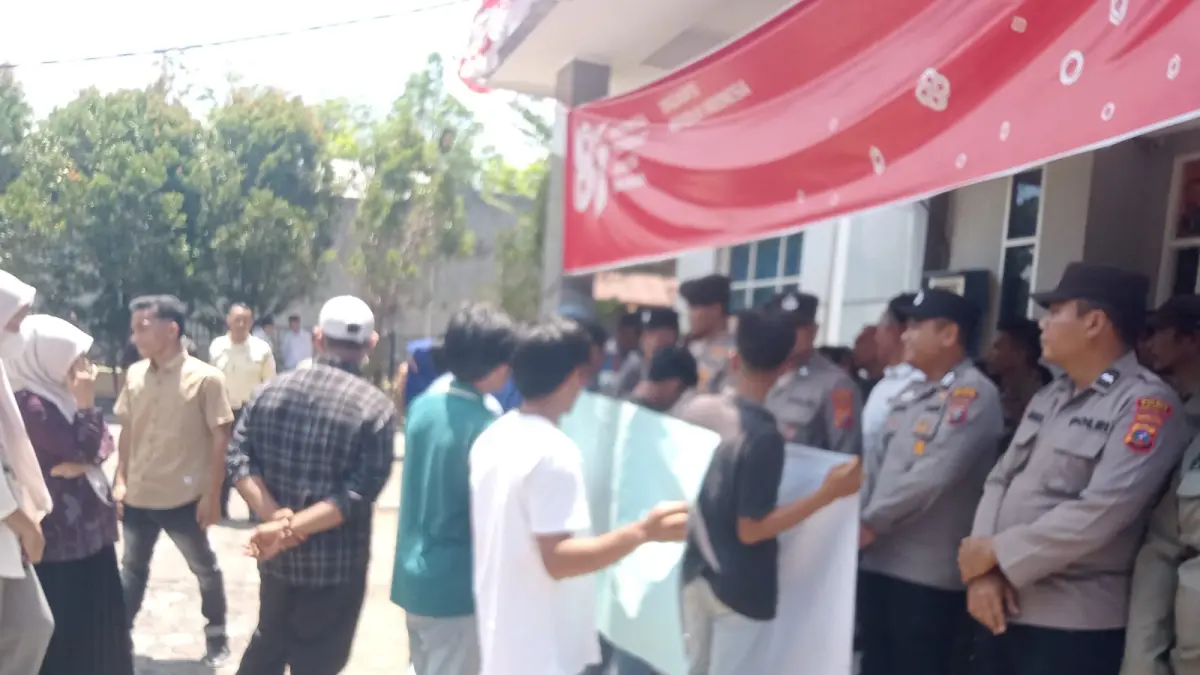 Dugaan data desil bermasalah, PB DPO Paluta Gelar aksi demo di Kantor BPD dan Kejari Paluta.(Mitra Harahap/Sumut Pos)