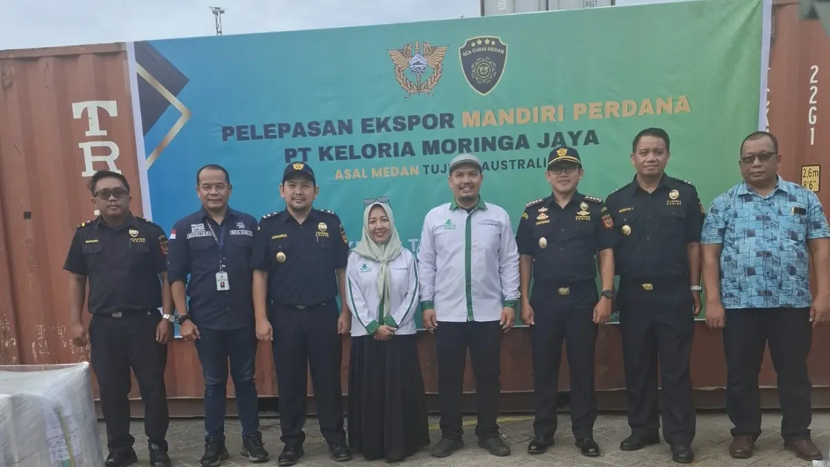 EKSPOR: Syahrani Devi, SP, MIKom bersama suaminya, Fachrul Rozi Lubis, didampingi petugas Bea Cukai, saat mengekspor daun kelor, belum lama ini.