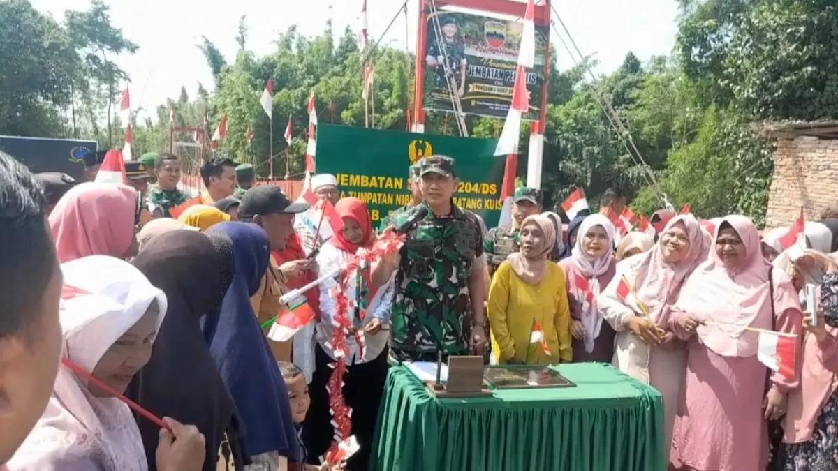 JEMBATAN: Pangdam I/BB, Mayjen TNI Hendy Antariksa saat meresmikan Jembatan Perintis Garuda, di Desa Tumpatan Nibung, Kecamatan Batang Kuis, Kabupaten Deliserdang, Senin (24/8). (Dok: Dewi Syahruni Lubis/Sumut Pos)
