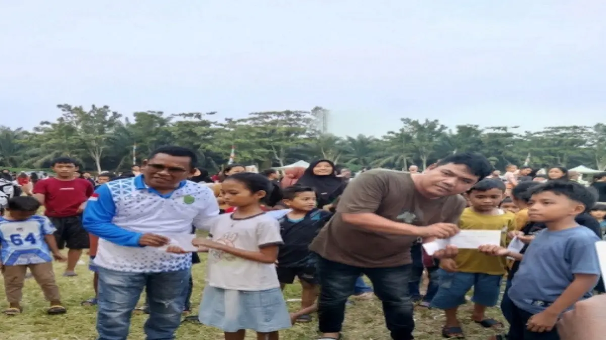  Kepala Desa Kampung Pajak (kiri)  dan Anggota DPRD Labura (kanan) saat memberikan hadiah kepada para pemenang lomba.( Dok : Indra /Sumut Pos)