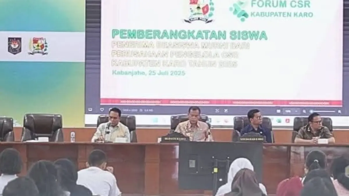 PEMBERANGKATAN: Forum CSR Kabupaten Karo memberangkatkan 9 siswa ke SMA Bina Kasih Medan, beberapa waktu lalu. (Dok Solideo)