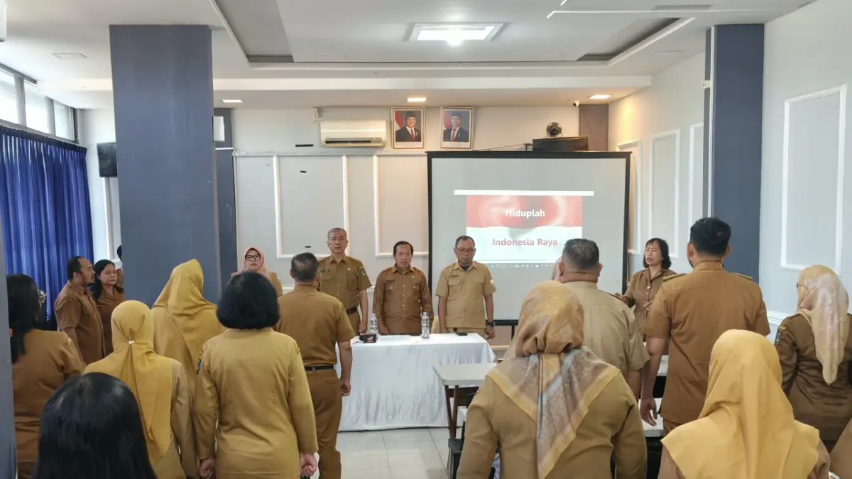  Sekdako Tebingtinggi Erwin Suheri Damanik bersama jajaran OPD dan peserta rapat berdiri menyanyikan lagu Indonesia Raya sebelum rapat koordinasi penguatan Posyandu di Aula Bali Lestari, Senin (24/8/2026). (Azan Purba / Sumut Pos)