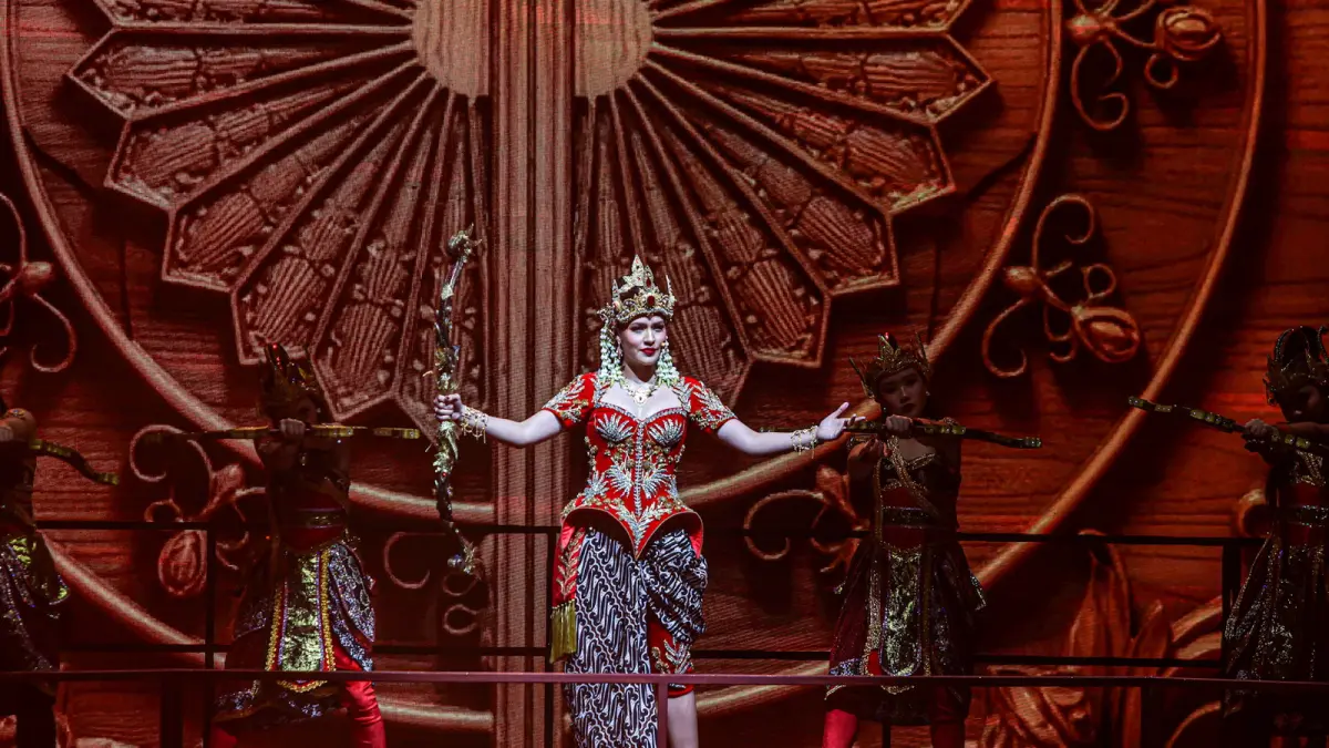 Penampilan Raisa sebagai Srikandi dalam Pagelaran Sabang Merauke di Indonesia Arena, Jakarta, Jumat (21/08/2026). Pertunjukan seni kolosal yang mengusung tema Hikayat Srikandi Nusantara itu menampilkan gambaran budaya Indonesia dengan mengangkat soal perlawanan kekerasan terhadap perempuan. (HANUNG HAMBARA/JAWA POS)