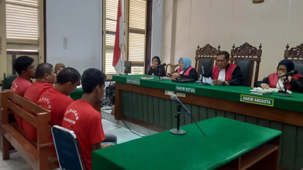 BBM: Empat terdakwa penyalahgunaan BBM subsidi, menjalani sidang putusan di PN Medan, Senin (24/8/2026) sore. (Dok: Gusman/Sumut Pos)