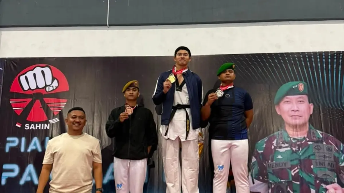 
Bripda Jamal Madani Sembiring berdiri pada podium tertinggi atas prestasi juara I taekwondo kategori TNI/Polri piala Pangdam Bukit Barisan. (Humas SPN Polda Sumut/Sumut Pos)